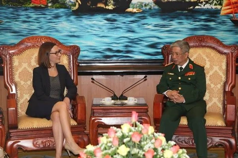 越南国防部副部长阮志咏上将会见美国代理助理国防部长Kelly Magsamen女士